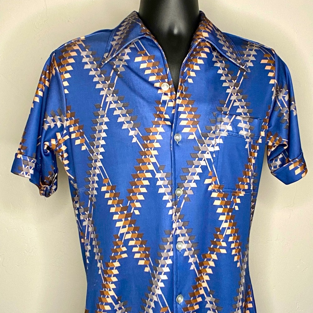 Retro mens medium polyester button up short sleeve.